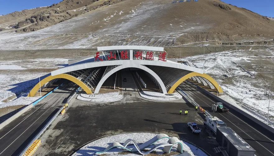 影/22公里！全球最長高速公路隧道通車　20分鐘穿越新疆天山
