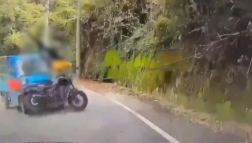 影/台南夫妻梨山騎重機遭貨車撞　噴飛2米重摔車頂畫面曝
