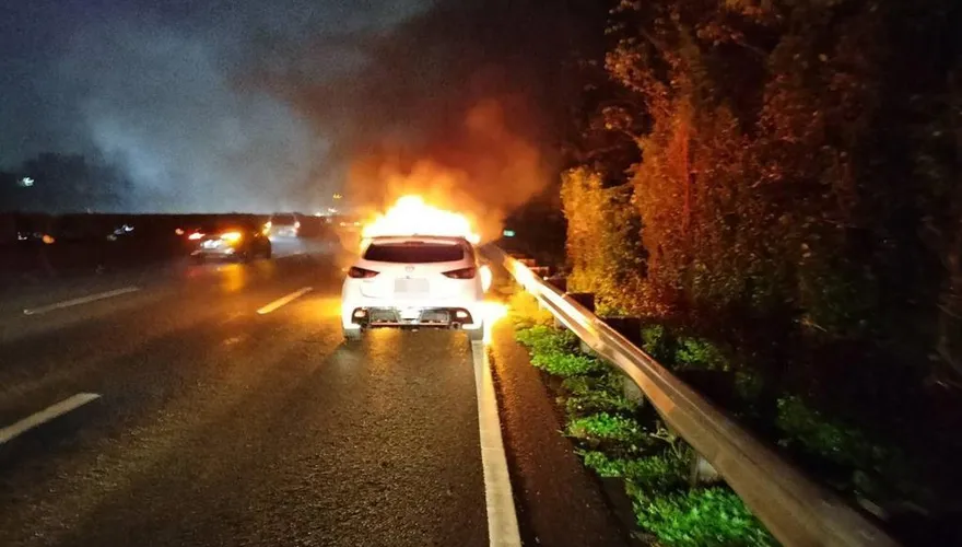 國1驚傳火燒車！南下車流回堵至大華系統　3人驚險逃生