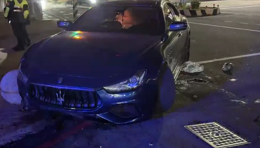 影/台中26歲男開瑪莎拉蒂載妹酒駕自撞　車子是媽媽的