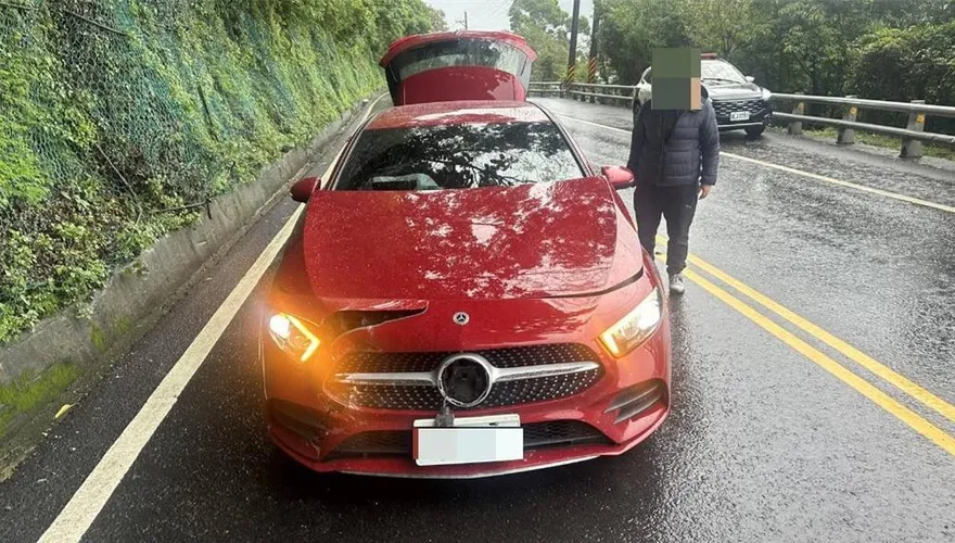 7.0強震又傳災情！蘇花公路南澳段落石砸中賓士　幸無人傷
