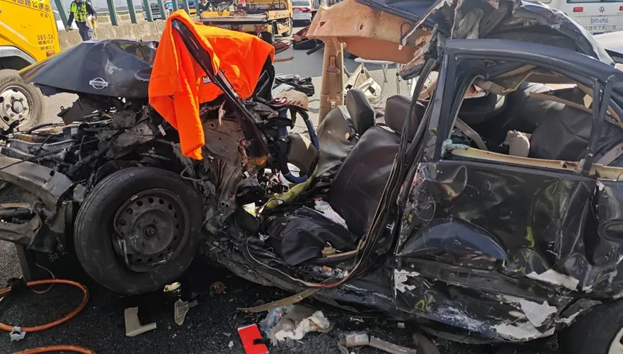 軍人妹崩潰！海巡空勤士官長休假國3遇死劫　黑車遭夾擊變形