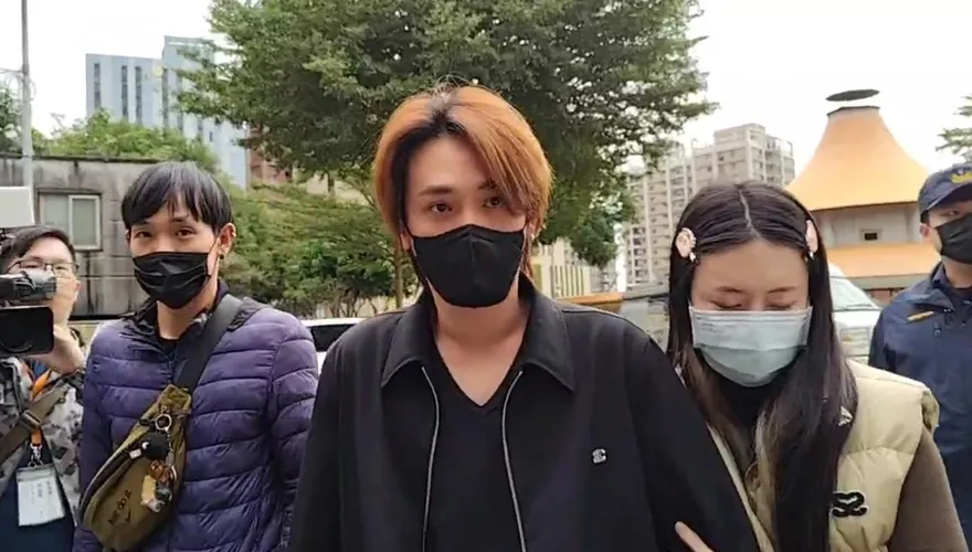 影/曹西平乾兒眼紅腫現身殯儀館　不捨之情...鏡頭前淚崩