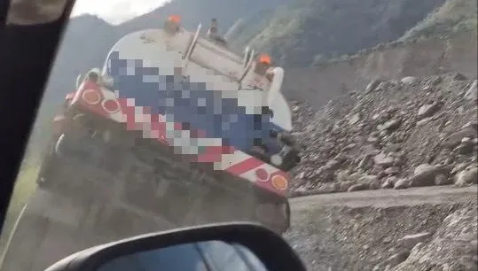 影/南橫公路爆嚴重意外！灑水車「整輛翻落邊坡」