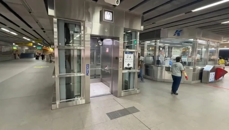 影/高捷左營站晚間突跳電！警報狂響旅客驚嚇
