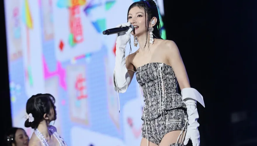 獨家唱北跨！李千娜辣露屁股蛋「狂深蹲一週」  雨中踩12公分高跟鞋險滑倒