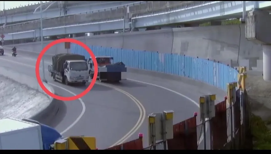 影/五股貨車漏油害騎士慘摔　警揪司機最重罰1.8萬