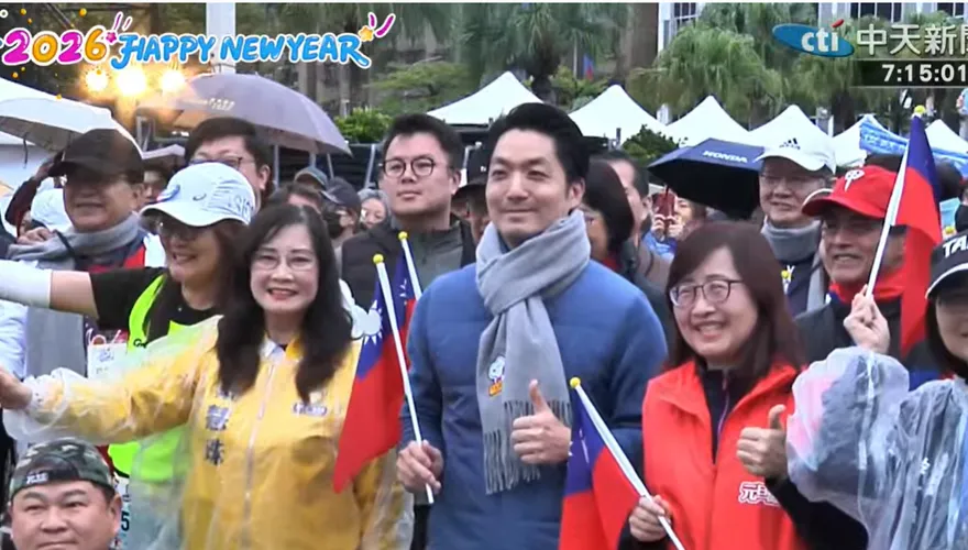 二寶三寶沒來元旦升旗！蔣萬安獨唱國歌…大笑曝缺席原因