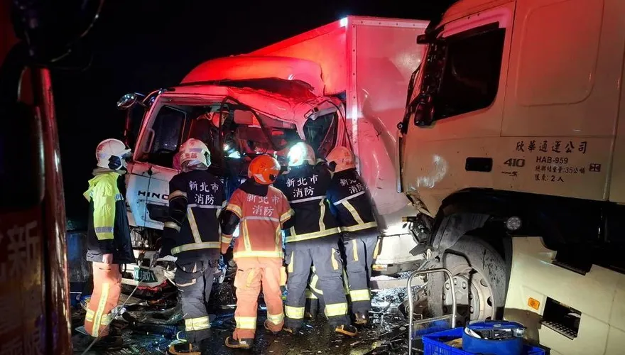 元旦不平靜！瑞芳台2線物流車逆撞曳引車「車頭全毀」