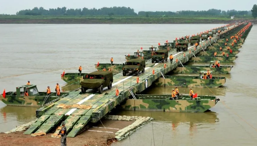 侵台準備？日媒：解放軍沿海部署「移動式棧橋」船隊　訓練搶灘登陸