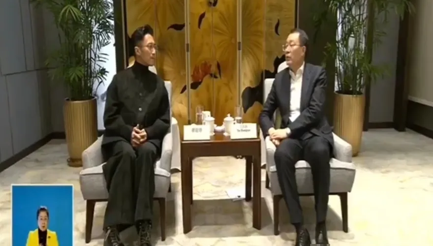 港星謝霆鋒見陸地方官員　乖巧坐姿引熱議：像見班導
