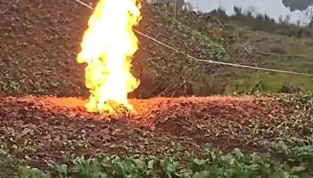 影/下雨也澆不熄！陸農地起怪火連燒3天不滅　疑天然氣外洩所致