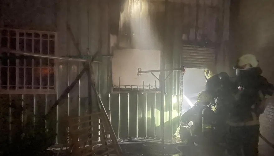 影/死亡火警！高雄大社鐵皮屋今晨冒火光　釀1死1昏迷