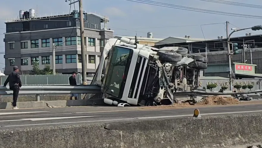 屏東砂石車疑爆胎　瞬間失控翻車撞毀護欄