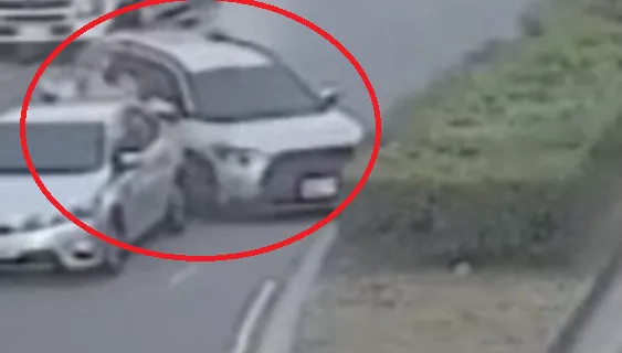 影/台南成大醫院前男駕駛「失控頂飛前車」！7車連環撞瞬間曝