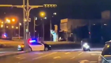 影/苗栗17歲少年深夜飆車拒檢　逗弄警車遭逮送辦
