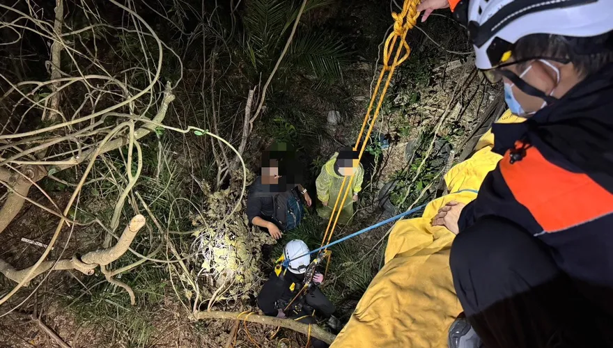 高雄秘境柴山小漁港「情侶墜谷」！警消急搶救
