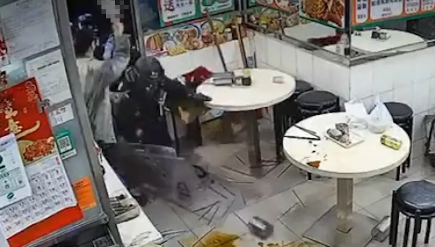 影/用餐微信支付失敗！陸女發狂揮刀　單挑狂劈持盾港警被制伏