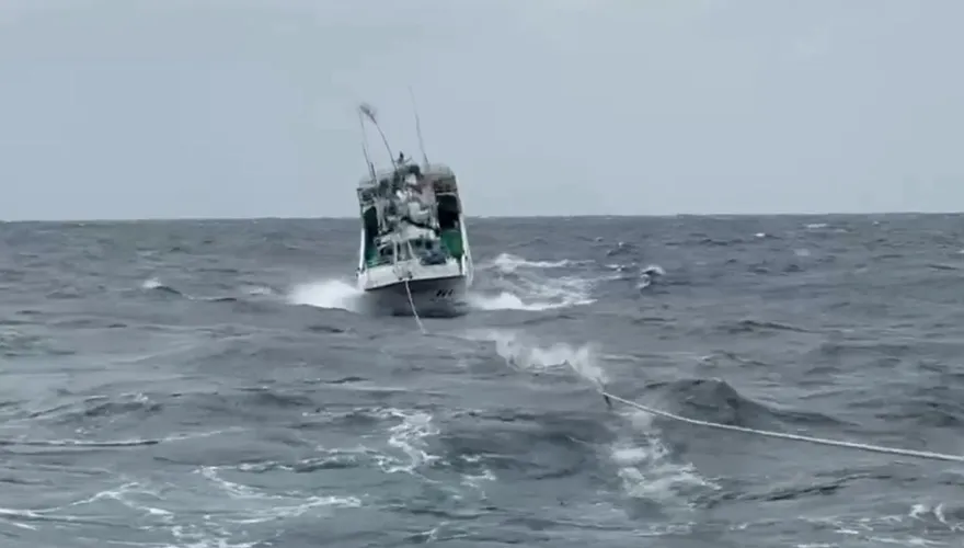 影/屏東琉球籍漁船百浬外失去動力　海巡5天4夜救回