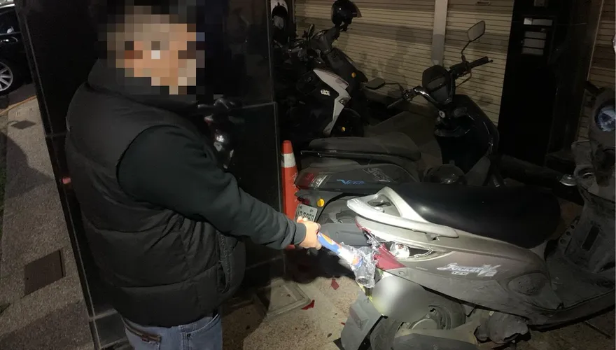 影/高雄超瞎尋仇！地點、車牌都錯　89猴砸2機車火速落網