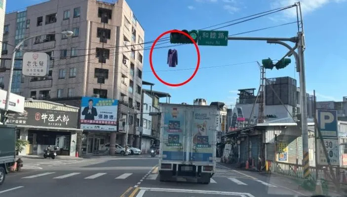 宜蘭電線當曬衣繩？「空中晾衣」奇景曝光　民眾看傻