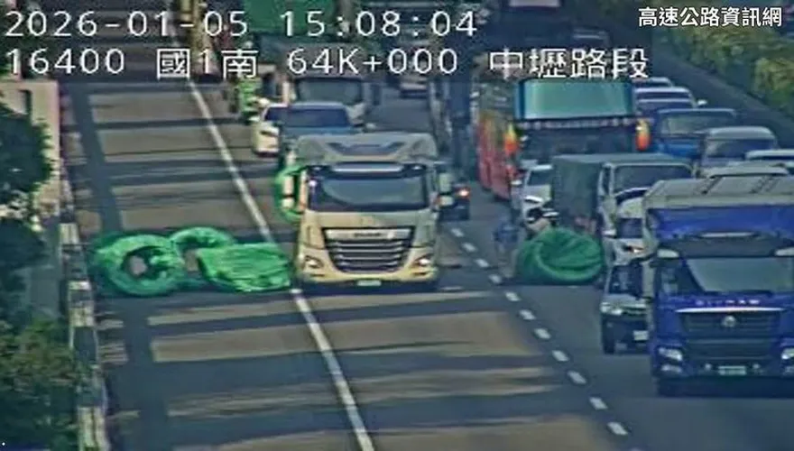 影/國1中壢段車禍「貨物噴散」！僅內線通行　車流嚴重回堵