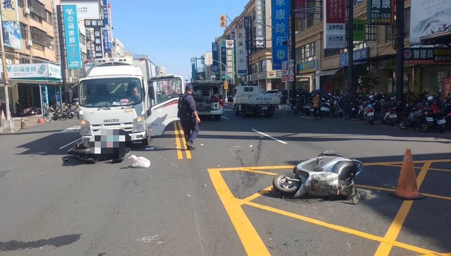 高雄75歲翁巷口突竄出機車相撞　22歲騎士滑入對向再撞貨車