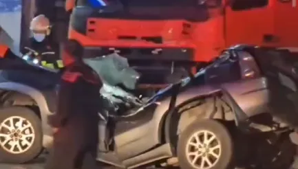 影/台東加油站外驚傳3車相撞！轎車嚴重變形　1人命危