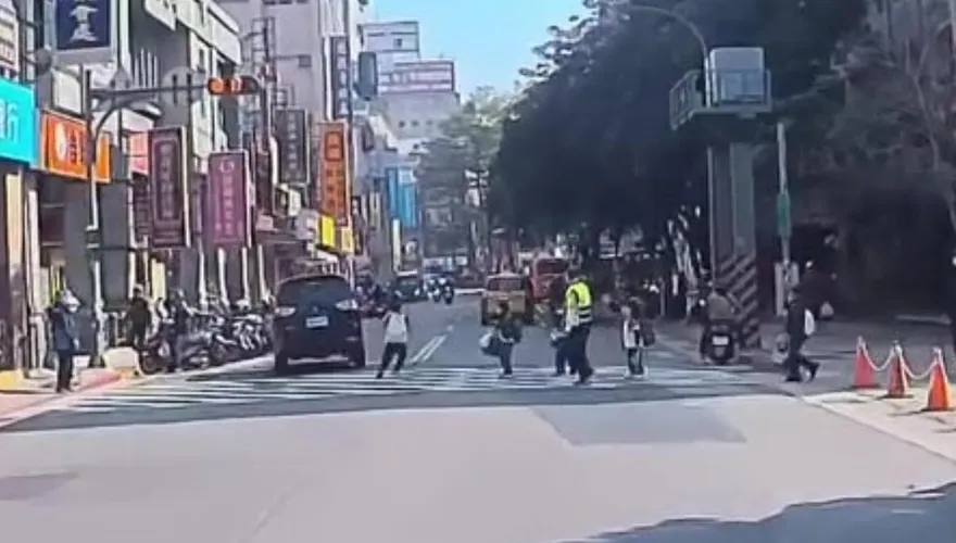 影/北投國小惡男高速衝過馬路　學童差1步被撞到
