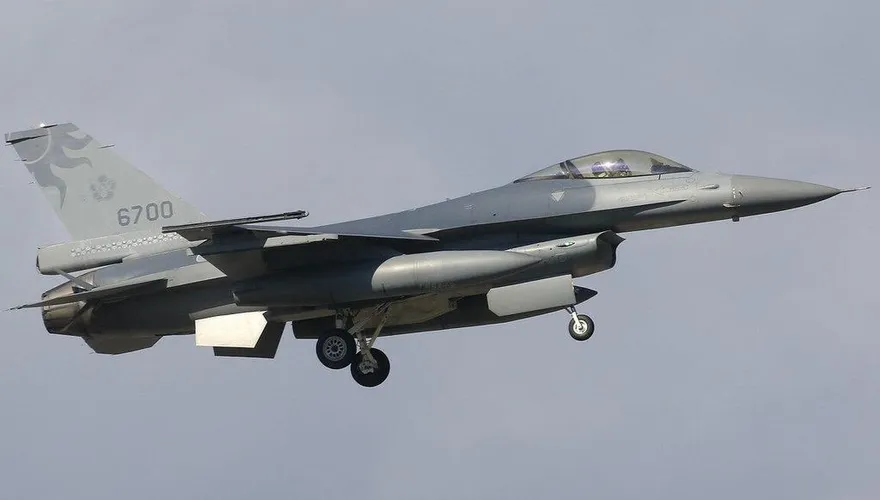 F-16V飛官花蓮外海疑跳傘　入夜海象惡劣持續搜救