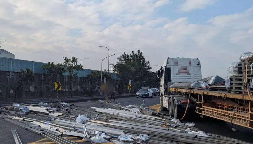 影/闖禍了！高雄曳引車「要人命」鋼材噴一地慘況曝光