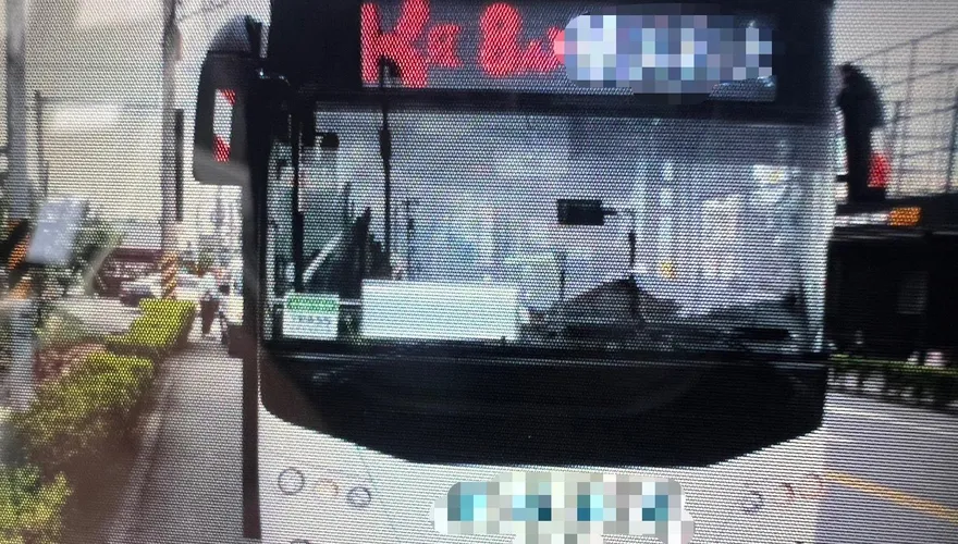 影/高雄公車左轉撞機車！　騎士送醫幸無生命危險