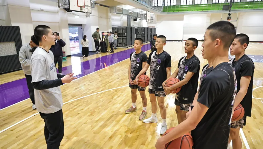 SBL/基隆黑鳶2連勝　選秀狀元余祥平回饋母校教籃球