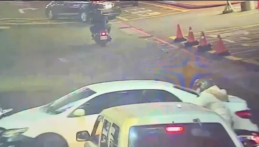 影/北車旁自小客暴衝撞翻多部機車　1騎士慘摔受傷