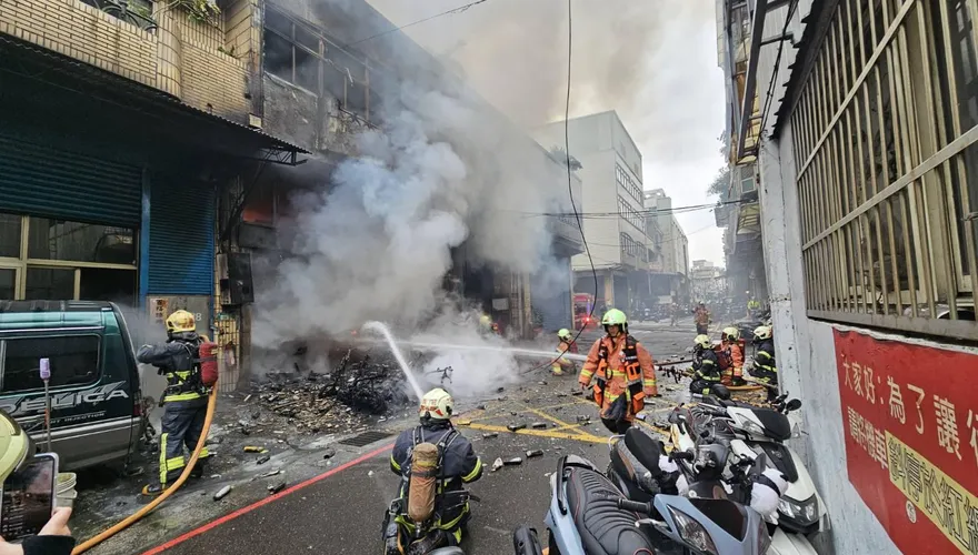 影/狀況緊急！新北「加工廠大火」4人受困中