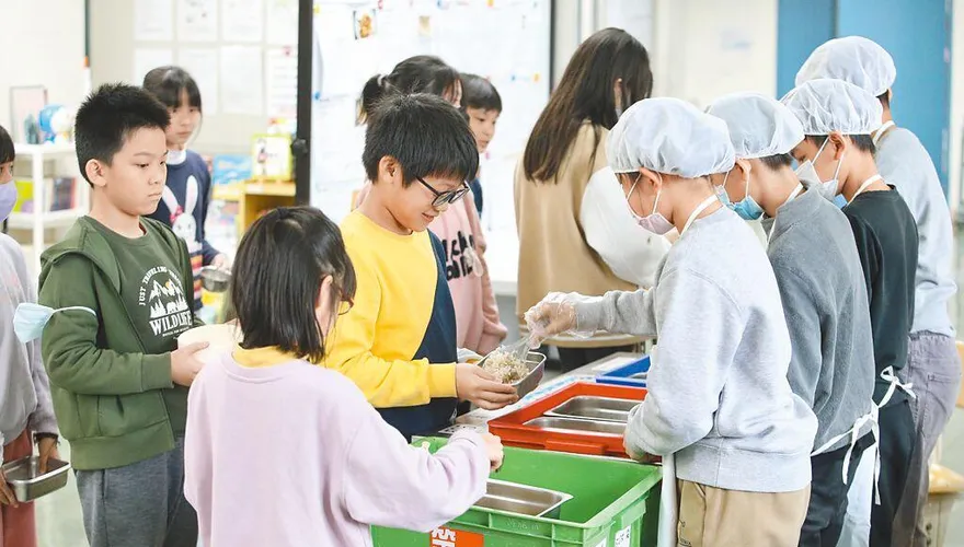 認同國中小午餐免費？最新網路民調破6成一面倒震撼表態