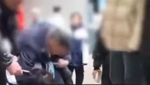 影/髮禁爆衝突！陸師拉扯學生「強按在地剃頭」　影片曝光網譁然