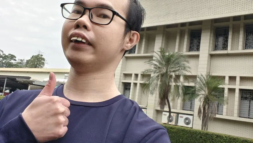 鄧佳華出獄曬照「自拍比讚」　網驚：牢飯吃太好？