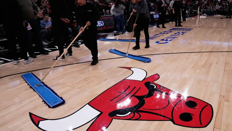 NBA/太瞎！公牛主場地板積水　「2小時擦不乾」比賽被迫延期