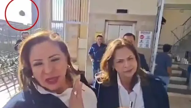 影/宏都拉斯議員遭攻擊！身後飛來炸彈「距離數公分爆炸」背部浴血