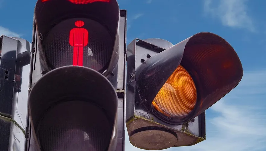禮讓直行車結果紅燈...科技執法會罰嗎？　警方解釋：不算