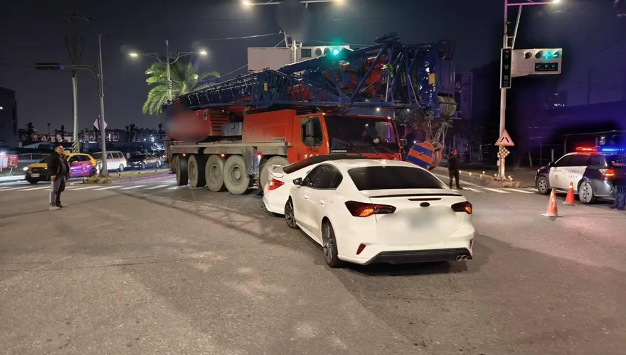 側邊一輛大吊車嚇瘋！　他載家人闖紅燈「成夾心餅乾」