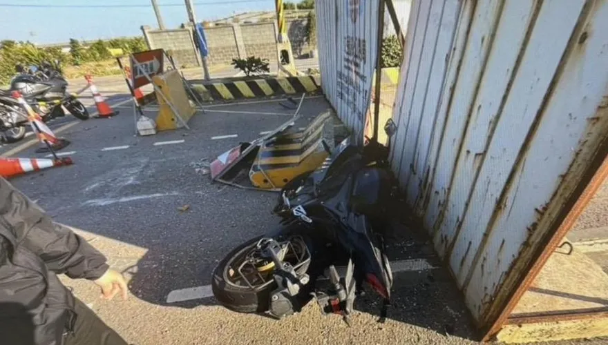 桃園機車高速自撞護欄　19歲騎士慘摔送醫