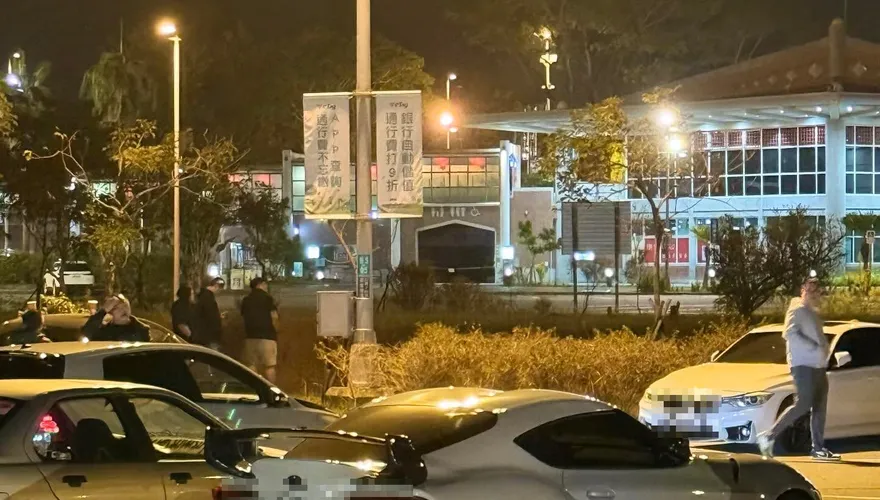 國3變成賽車場！關廟服務區邊坡民眾圍觀　警：可罰9萬吊照