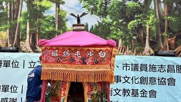 紙風車喜迎「重量級觀眾」　媽祖娘娘駐駕看彩排賜福