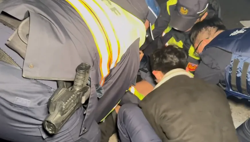 新北市爆隨機攻擊！金山男持刀亂砍攻擊車輛　警鳴槍制伏逮人
