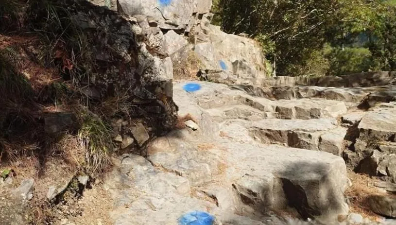 缺德！玉山前峰遭噴「藍圓點」毀容　玉管處：已觸法