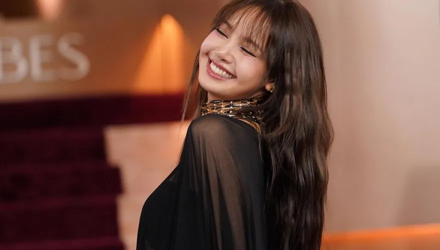 金球獎/Lisa薄紗透視裝絕美登場　席琳娜紅毯帶老公放閃