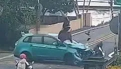 影/慘！宜蘭田間轎車對撞機車　騎士「後空翻」再撞反光鏡