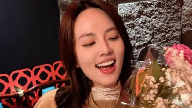 球場熱舞遭偷拍爆紅！阿諾大方認了隆乳：女生一定懂這心情